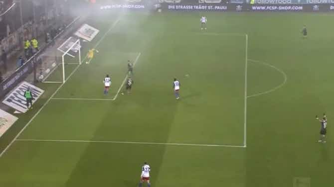 Imagem de visualização para Goleiro faz gol contra bizarro em clássico do futebol alemão; veja