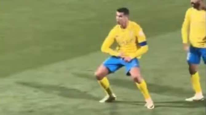 Imagem de visualização para Após começar investigado pelo Saudi Pro League, Cristiano Ronaldo explica o gesto obsceno