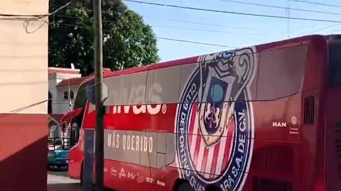 Imagem de visualização para Motorista de ônibus da filial do Chivas causa pequeno acidente