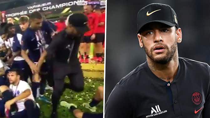 Vorschaubild für Nach Supercup-Triumph: PSG-Star Kylian Mbappe zerrt Neymar aus Siegerfoto