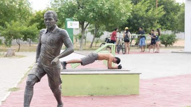 Imagen de vista previa para Retiran estatua de Dani Alves en su ciudad natal