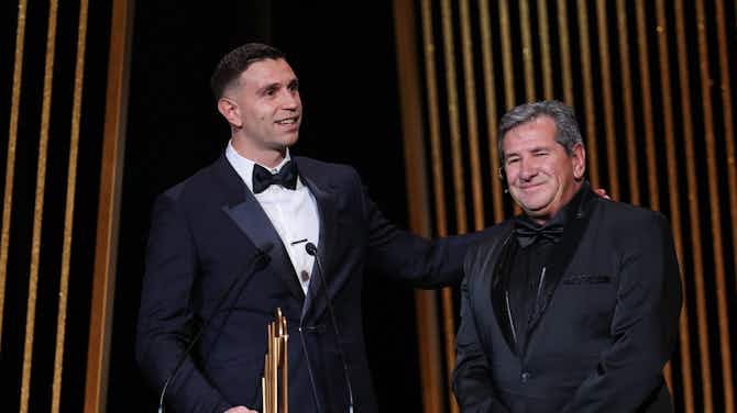 Vorschaubild für Ballon d’Or: Emiliano Martinez erhält Yashin Trophy als bester Torhüter!
