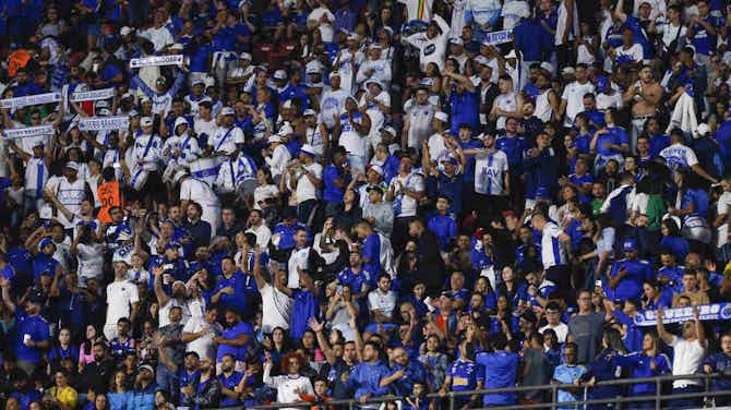 Anteprima immagine per 📹 Follia in Brasile: rissa in campo tra i tifosi di Coritiba e Cruzeiro. La sfida salvezza si trasforma nel Far West