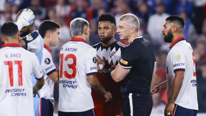 Imagen de vista previa para Los audios del VAR de Nacional-River: «No me cierra para tarjeta roja» dijo el árbitro sobre la piña a Paulo Díaz