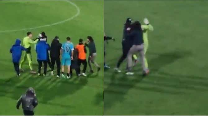 Imagen de vista previa para Papá de futbolista entra a la cancha para golpear a rival que lesionó a su hijo (VIDEO)