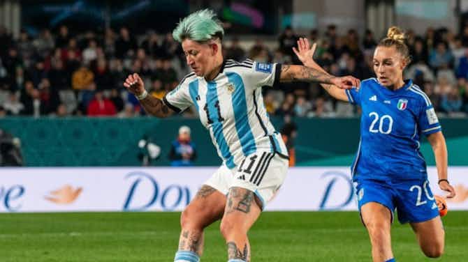 Imagem de visualização para Atacante da Argentina no Mundial feminino desabafa ao ser criticada por tatuagem de CR7: “Não sou anti-Messi”