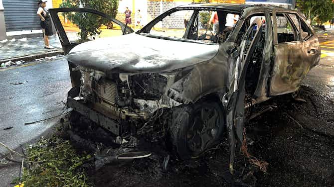 Imagem de visualização para Torcedores do Santos ateiam fogo em carro de Mendoza; ônibus também são atacados