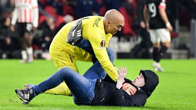 Imagem de visualização para Torcedor que agrediu goleiro do Sevilla é proibido de entrar no estádio do PSV por 40 anos