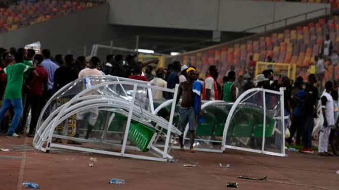 Vorschaubild für 🎥 Frust nach WM-Aus! Nigeria-Fans stürmen und verwüsten das Feld