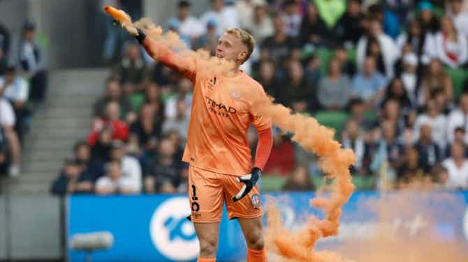 Vorschaubild für 🎥 Skandalderby in Australien: Keeper wirft Pyro, Fans greifen ihn an