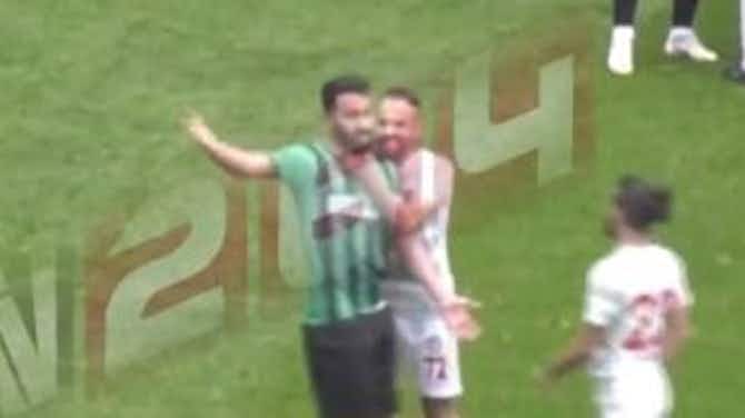 Image d'aperçu pour 📽Un joueur turc attaque ses adversaires à coups de lame de rasoir
