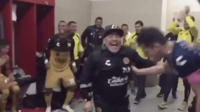 Anteprima immagine per 🎥 La stampelle non fermano Maradona: che festa negli spogliatoi!