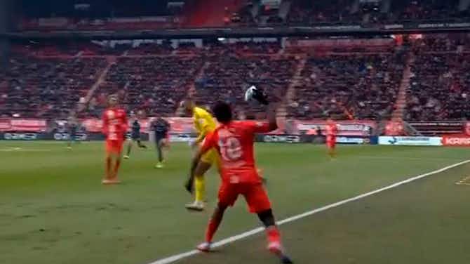 Imagen de vista previa para Evitó el gol: portero de Feyenoord lanzó otro balón a la cancha y sacó de quicio al rival