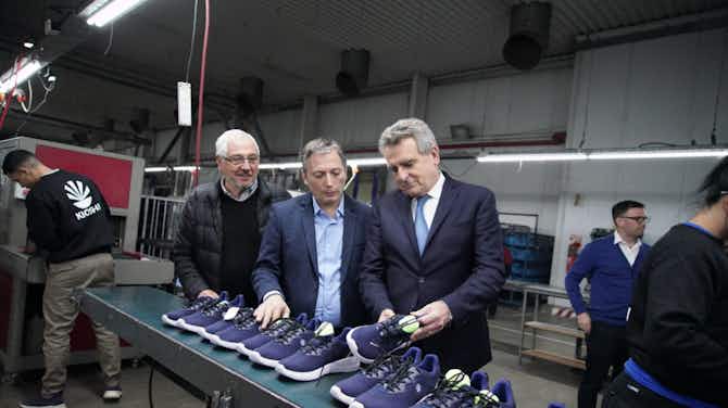 Imagen de vista previa para Fernando Gray y Agustín Rossi recorrieron la empresa nacional de calzado Kioshi Footwear