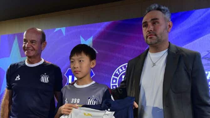 Imagen de vista previa para ¡Un chino en el fútbol argentino! Oscar, el joven asiático de 11 años que llegó a Talleres