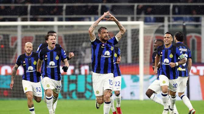 Imagen de vista previa para Acerbi marcó ante Milan y anotó un tanto histórico que puede darle el Scudetto al Inter