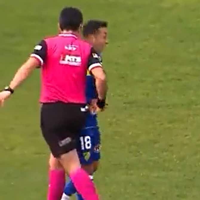Imagem de visualização para No futebol chileno, árbitro dá cabeçada em jogador após reclamação