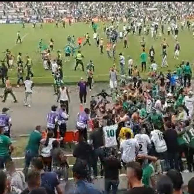 Imagem de visualização para Torcedores do Deportivo Cali invadem o campo em massa para agredir jogadores e técnico