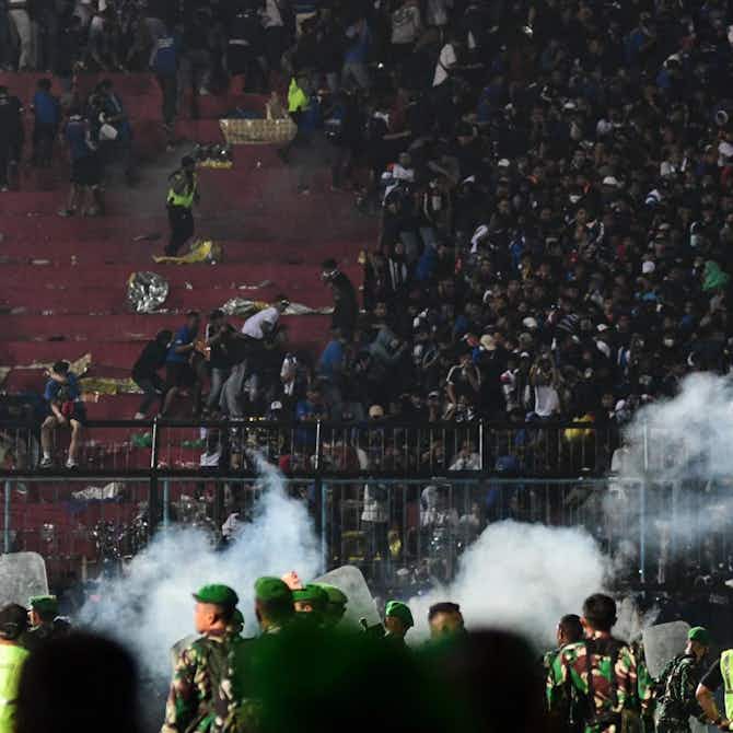 Imagem de visualização para Pelo menos 125 pessoas morrem após uso de gás lacrimogêneo pela polícia em jogo de futebol na Indonésia