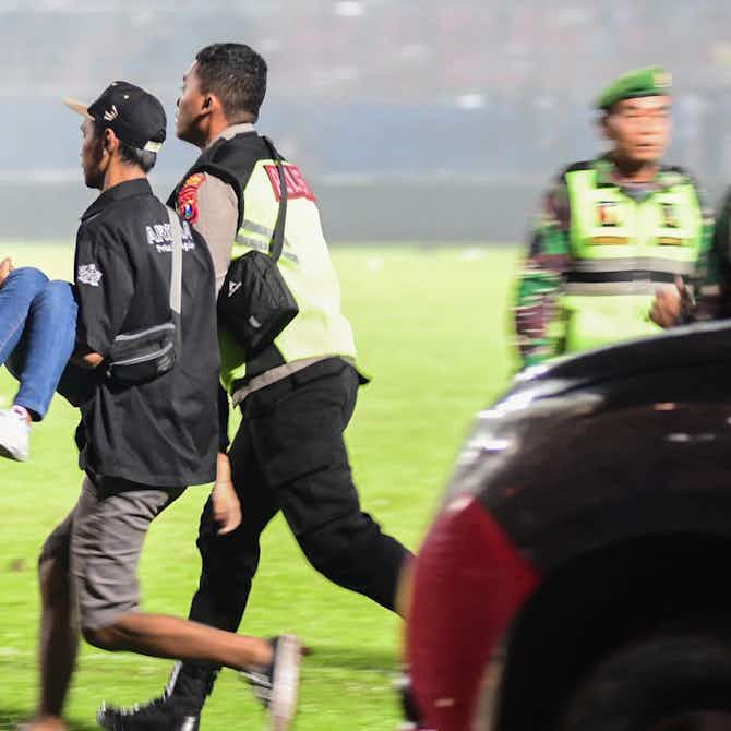 Imagem de visualização para “Torcedores morreram nos braços dos jogadores dentro do vestiário”, relata treinador sobre o desastre na Indonésia