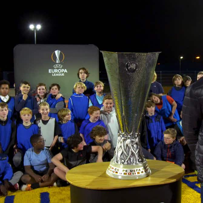 Image d'aperçu pour Premier arrêt - Une légende d'Everton fait la tournée du trophée de l'UEFA Europa League