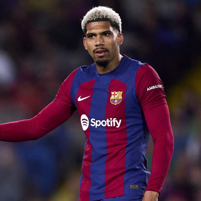 Preview image for Ronald Araujo weighs up 'final Barcelona contract offer' amid Bayern Munich & Man Utd interest