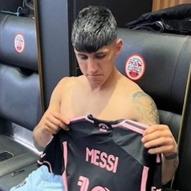 Imagen de vista previa para Alan Pulido exhibe con orgullo la camiseta de Lionel Messi en la MLS
