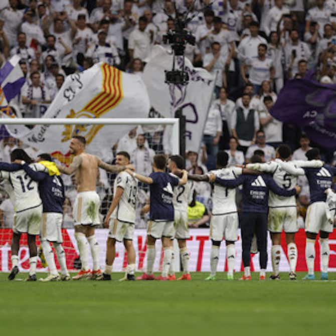 Imagen de vista previa para Jugadores del Real Madrid festejan título con su afición al salir del Bernabéu
