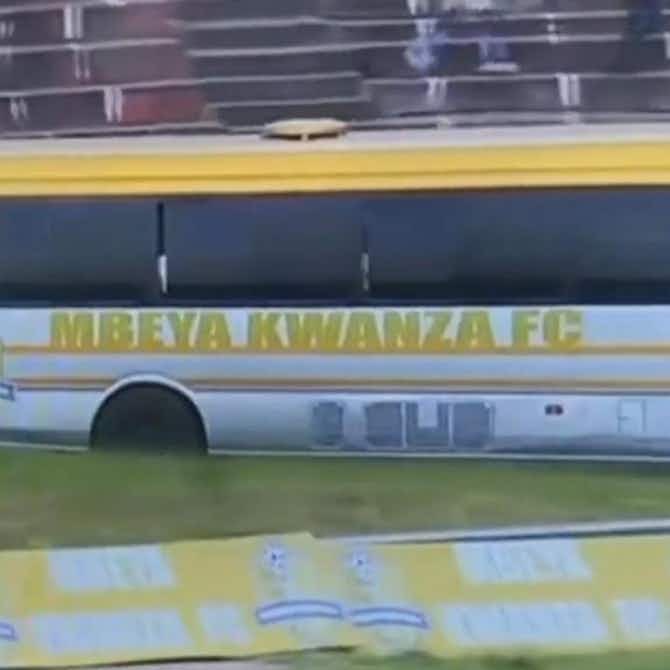 Imagem de visualização para Vídeo: por superstição, ônibus de time africano entra de marcha ré no estádio