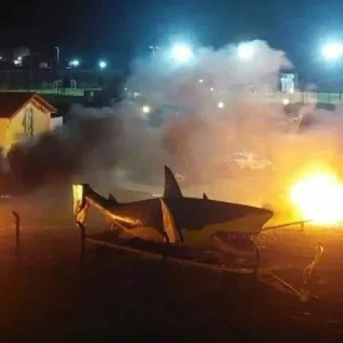 Imagem de visualização para Torcedores se revoltam com derrota e incendeiam carros de jogadores na Argentina