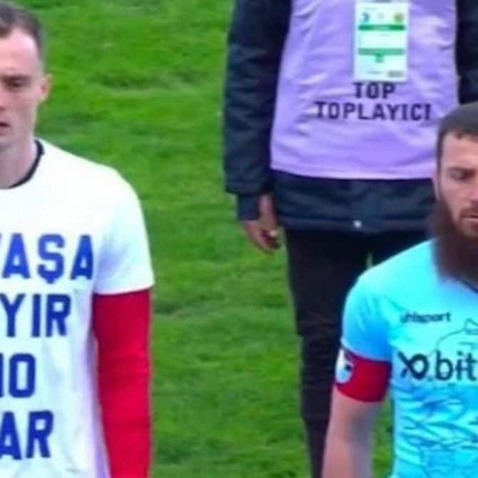 Imagem de visualização para Zagueiro turco se recusa a vestir camisa ‘não à guerra’ antes de jogo