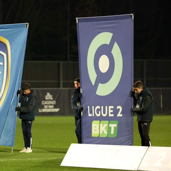 Image d'aperçu pour Ligue 2 – Jets de pétards et relégation en vue à l’ESTAC, le match contre Valenciennes interrompu définitivement