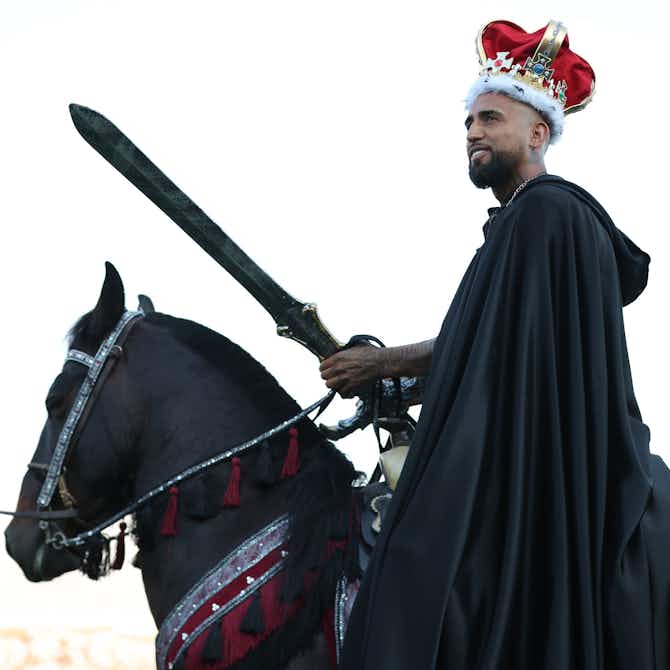 Anteprima immagine per 📸 Arrivo in elicottero, ingresso in campo a cavallo vestito da Re Artù: il ritorno di Vidal in Cile è FOLLE