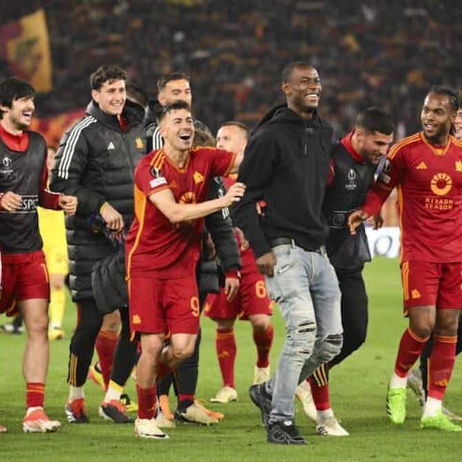 Preview image for Roma players encourage Evan Ndicka to celebrate in front of Curva Sud after Milan win