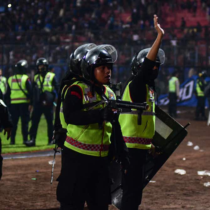 Imagem de visualização para Indignação contra a polícia da Indonésia aumenta após tragédia em estádio