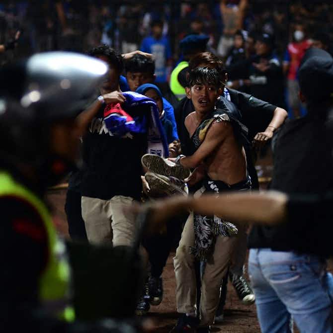Imagem de visualização para Indonésia investiga policiais por tragédia em estádio de futebol