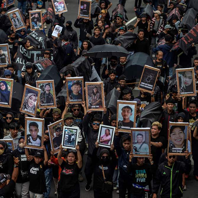 Imagem de visualização para Tribunal da Indonésia condena dois por tumulto que deixou 135 mortos em jogo de futebol
