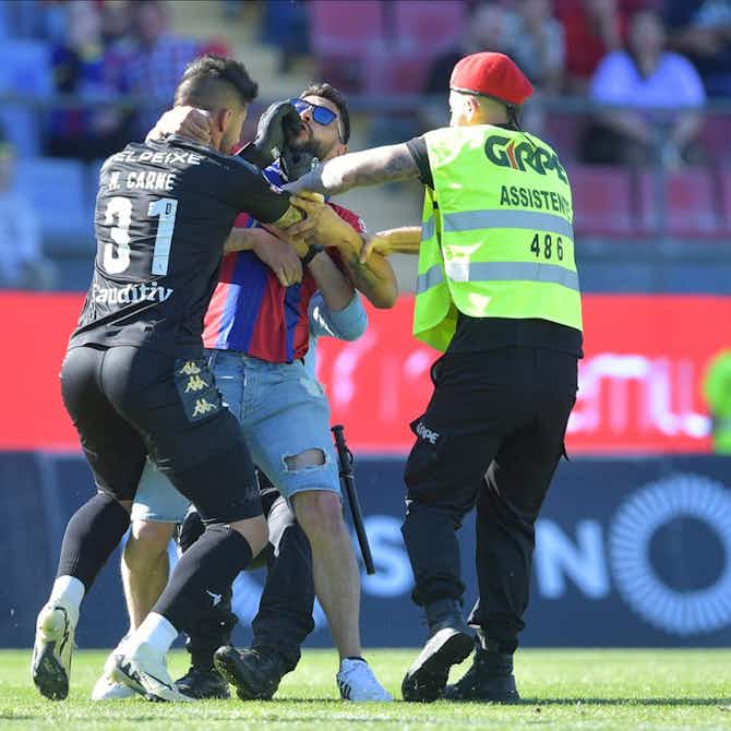 Image d'aperçu pour Au Portugal, deux joueurs ont été expulsés après avoir frappé des supporters adverses