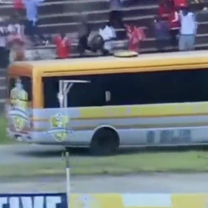 Imagem de visualização para 🚌 Ônibus de time entra de marcha ré no estádio, mas superstição não ajuda