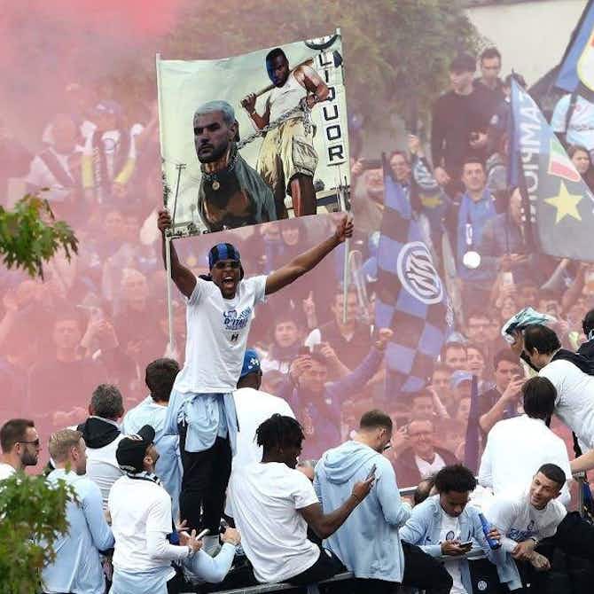 Anteprima immagine per 🔵LIVE | Parata Inter: Thuram, striscione per Calha e Dumfries contro Theo