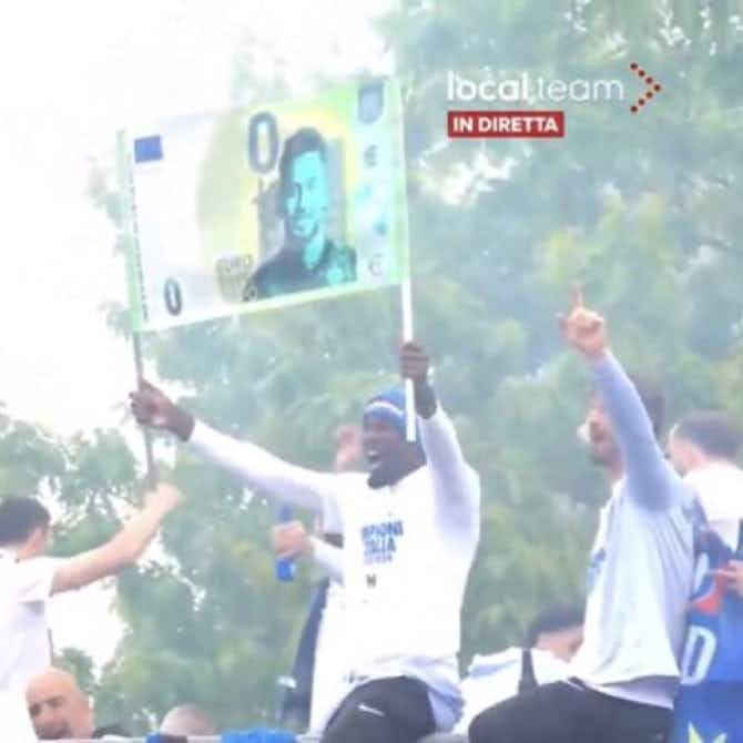 Anteprima immagine per 🔵LIVE | Parata Inter: Thuram, striscione per Calha e Dumfries contro Theo