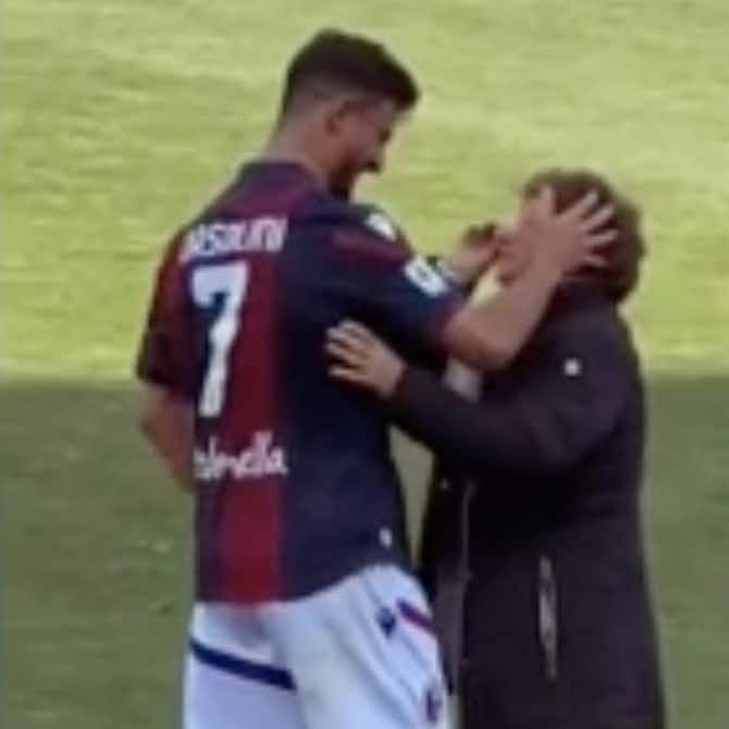 Anteprima immagine per 📸 Orsolini abbraccia la nonna in campo e piange: Bologna, la scena è 🥲
