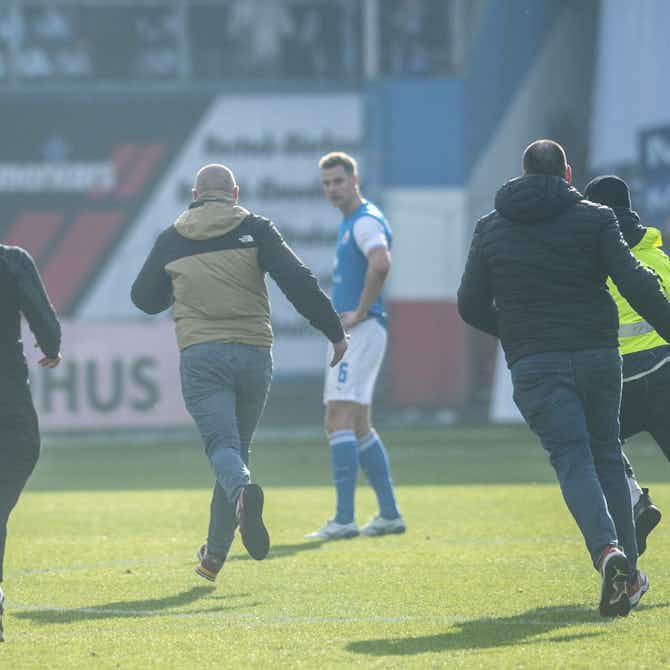 Vorschaubild für Eklat in Rostock: Hansa-Fan attackiert jubelnde FCK-Spieler
