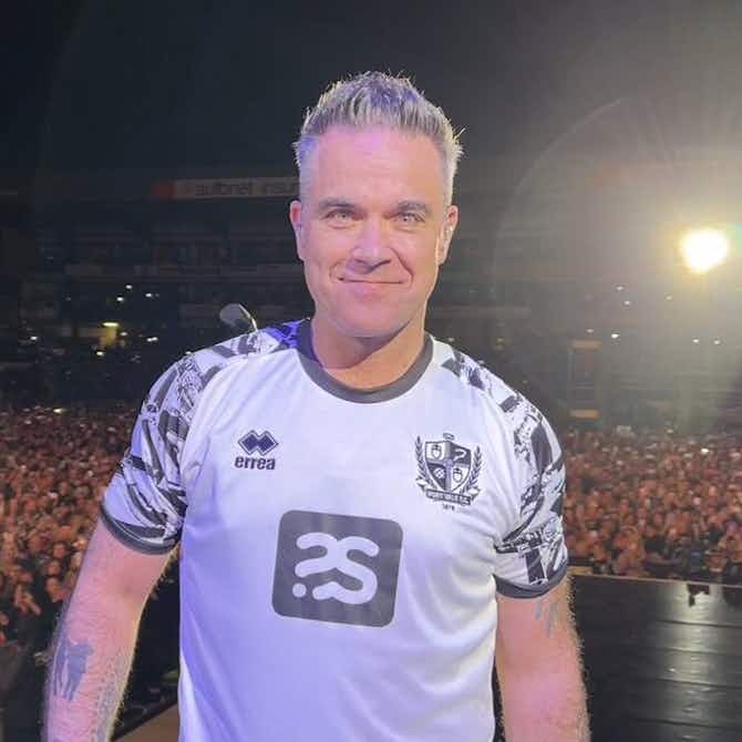 Anteprima immagine per Robbie Williams svela la maglia del Port Vale FC durante un concerto
