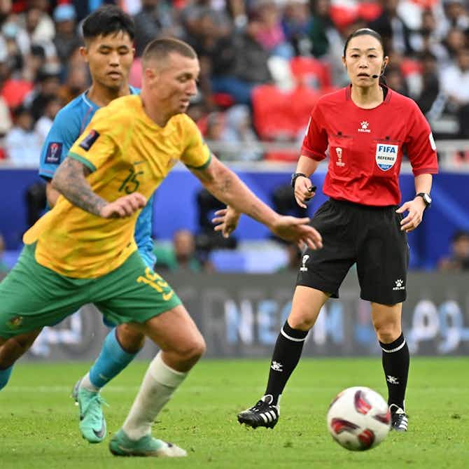 Imagen de vista previa para Yoshimi Yamashita se convirtió en la primera mujer en arbitrar un partido de Copa Asiática