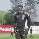 Vorschaubild für Colo-Colo goalkeeper Brayan Cortés wears special mask in training