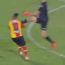 Imagem de visualização para Vídeo: goleiro acerta voadora na cabeça de atacante adversário