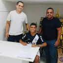 Imagem de visualização para Gustavo Oliveira assina com a Ponte Preta e comemora seu primeiro contrato profissional