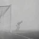 Imagem de visualização para A neblina que deixou o goleiro Sam Bartram sozinho em campo em um jogo no Natal