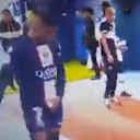 Vorschaubild für Kylian Mbappé zeigt im Spielertunnel eine obszöne Geste